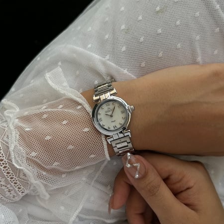 ساعة نسائية انديرا استيل بلون فضي