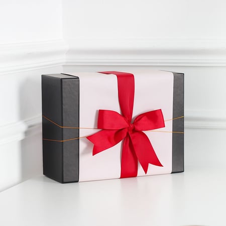 صندوق هدية بيج مع شريطة حمراء