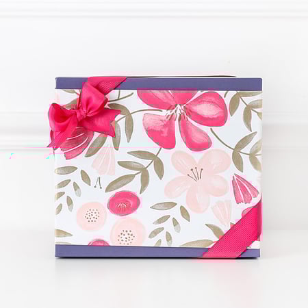 صندوق هدية محبة مع تغليف وردي