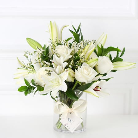 فازة الجوري والليليوم أبيض