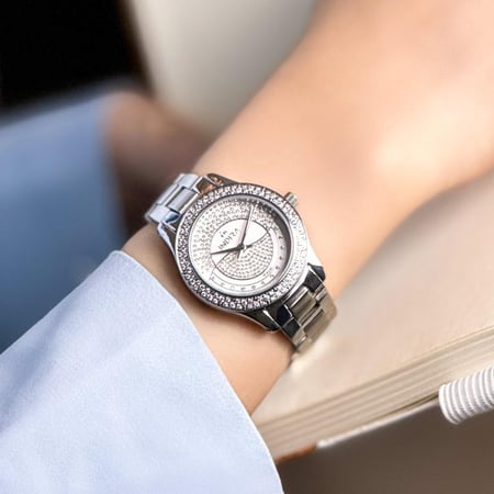 ساعة نسائية استيل بلون فضي اطار فضي ميناء ابيض