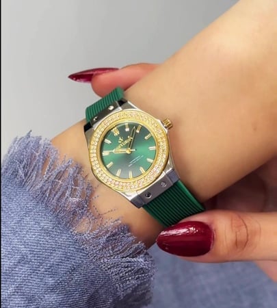 ساعة نسائية مطاط بتصميم مميز وعصري وبلون اخضر اطار ذهبي ميناء اخضر