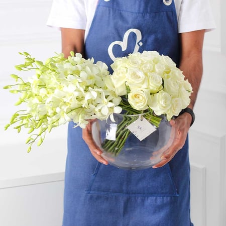 فازة الجوري والاوركيد ابيض