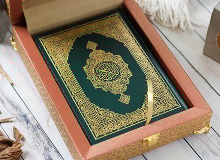 علبة جلد و مصحف - بني وذهبي