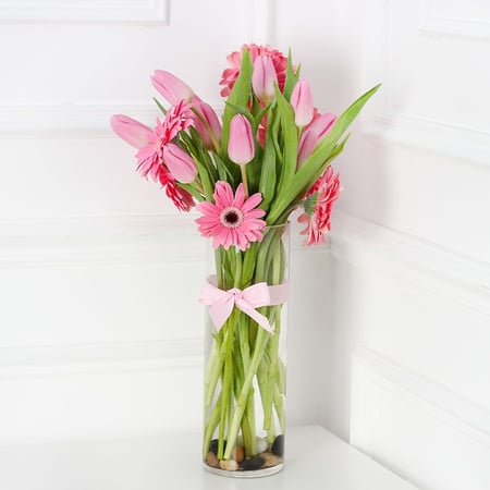 فازة الجربيرا والتوليب وردي