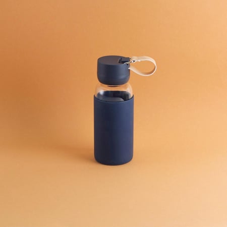 زجاجة مياه صفاء أزرق