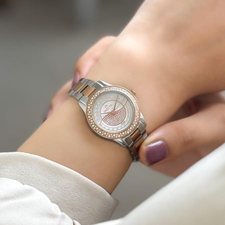 ساعة نسائية استيل بلون الروزقولد و الفضي اطار روز قولد ميناء ابيض