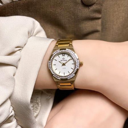 ساعة نسائية استيل بلون ذهبي اطار ذهبي ميناء ابيض