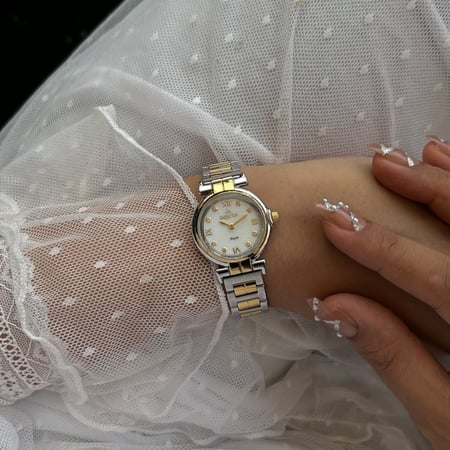 ساعة نسائية انديرا استيل بلون فضي و ذهبي ميناء أبيض