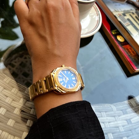 ساعة نسائية انديرا استيل بلون ذهبي ميناء أزرق