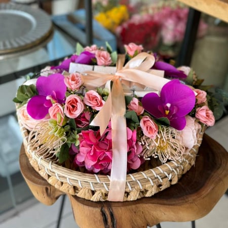 سلة ورد صناعي بتنسيق فاخر وزهور ملونة مع شوكولاتة راقية للمناسبات الخا