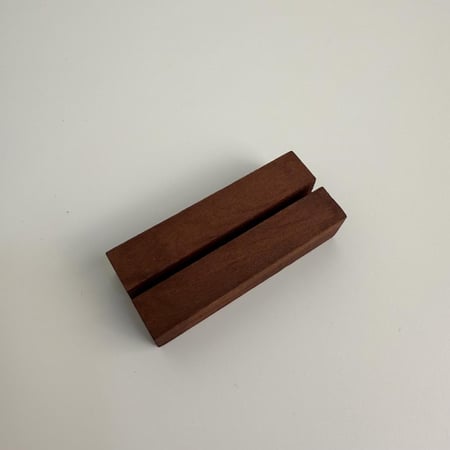 قاعدة خشبية صغيرة