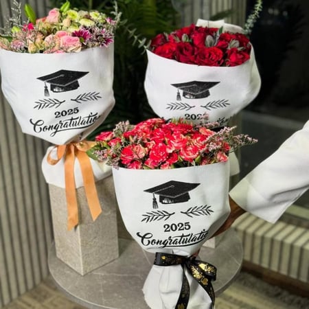 قبعة التخرج بالورد الطبيعى