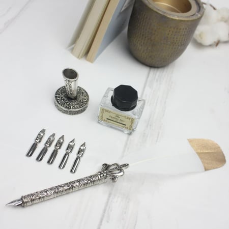 طقم قلم الريشة الفاخر - (أبيض وذهبي)