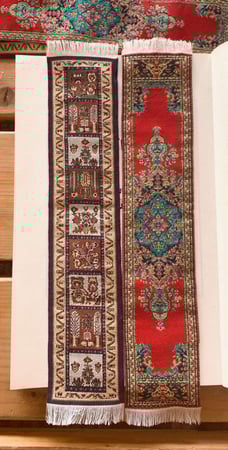 فاصل سجادة احمر بتطريز فارسي