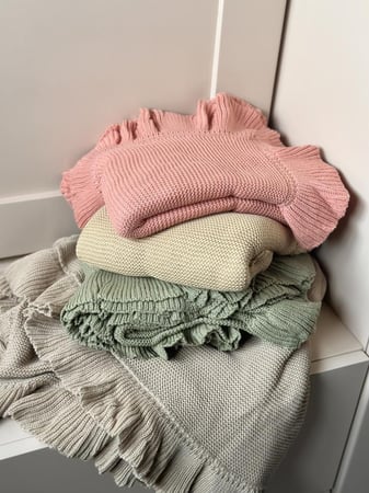 بطانية رفلز مطرزة