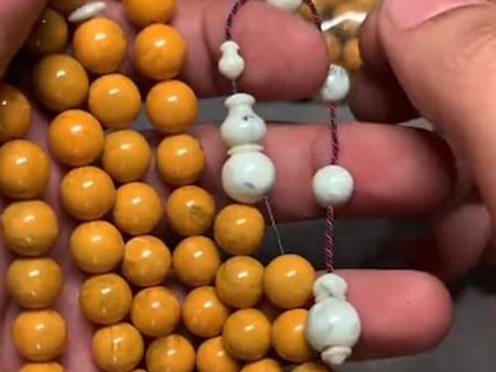 خرز بكلايت ابيض بعرق اسود صب قديم old bakelite