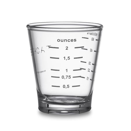 كأس زجاجي شفاف