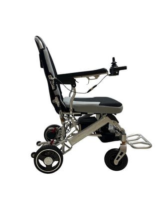 كرسي متحرك كهربائي أثناء الطي والتخزين من بداية الطب