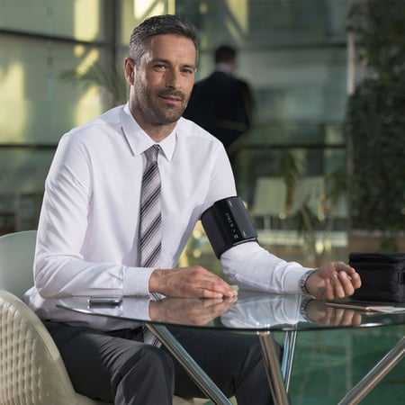 جهاز قياس ضغط الدم بلوتوث - OMRON EVOLV من متجر بدايه الطب