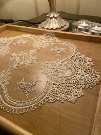 مفرش دانتيل بيج