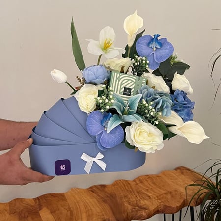 مهد أطفال مع الورد