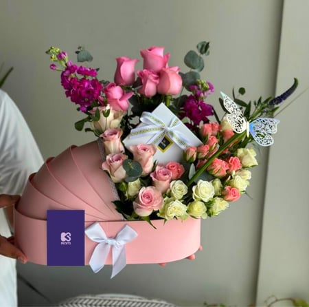 مهد أطفال مع الورد الطبيعي