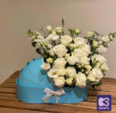 مهد أطفال مع الورد