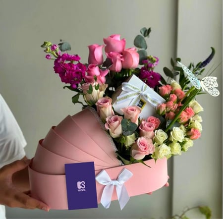 مهد أطفال مع الورد الطبيعي