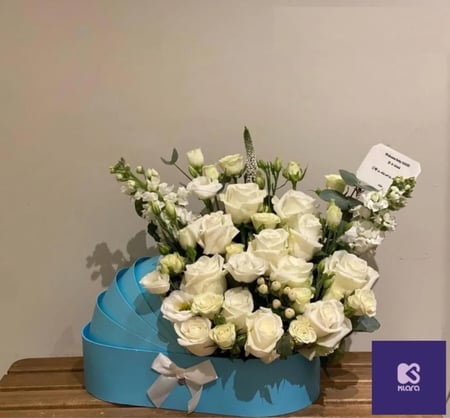 مهد أطفال مع الورد