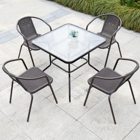 جلسة خارجية بطاولة مربعة تكفي 4 أشخاص