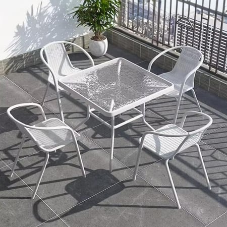 جلسة خارجية بطاولة مربعة تكفي 4 أشخاص