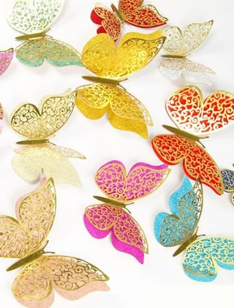 فراشات بحجم متنوع ملونه