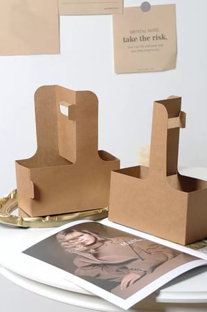 حامل اكواب بلونين ابيض وكرتوني