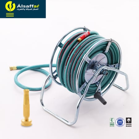 بكرة حديد مع لي ماء وحدائق