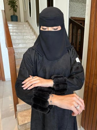 عبايه شتاء فاخرة مصنوعة من خامات عالية الجودة لإطلالة مميزة