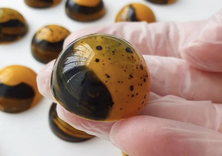 قالب شوكولاتة نص كرة