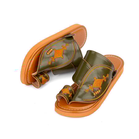 حذاء شرقي وطني مطرز زيتي