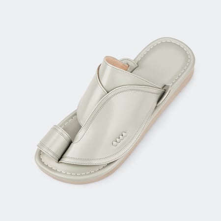 حذاء شرقي بالجلد الرصاصي المميز