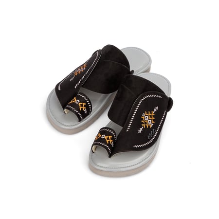 نعال شرقي أسود مطرز بنعل طبي رمادي