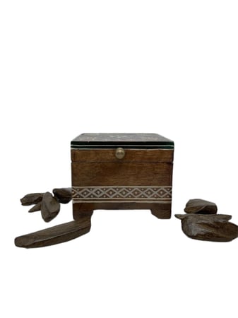 علبة خشبية مزينة باطار اخضر