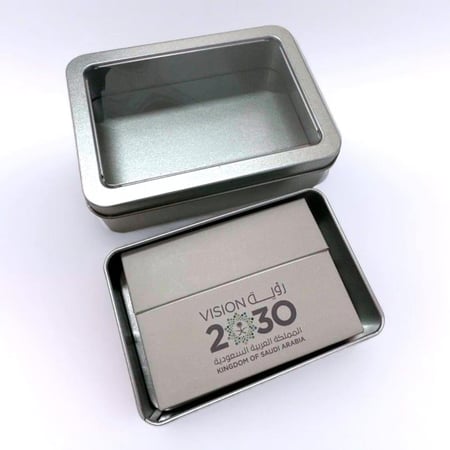 ورق رؤية 2030 مع علبة معدنية