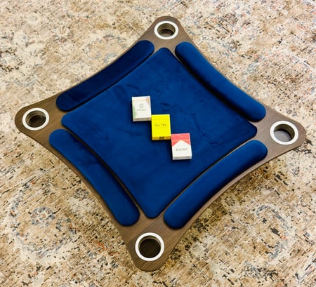 طاولة بلوت ارضية باللون الازرق