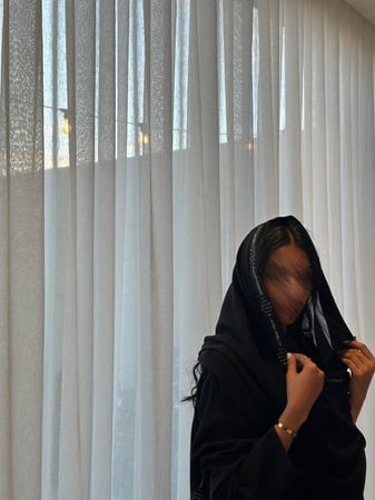 عباية كلوش كريب مع شك ذهبي وطرحة طرف