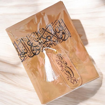 غلاف مصحف جلدي مع فاصل بتصميم ونقوش اسلامية