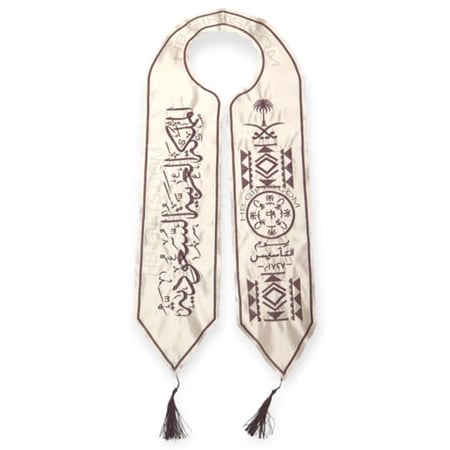 شال تراثي مطرز ليوم التأسيس السعودي 1446 – تصميم فاخر باللون البيج والبني