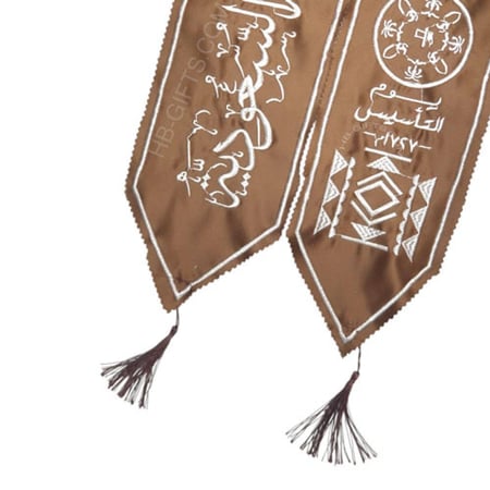 شال تراثي مطرز ليوم التأسيس السعودي 1446 – تصميم فاخر باللون البيج والبني