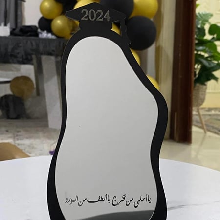 مجموعة 12 من مرايا التخرج يعلوه قبعه التخرج وعبارة ياأحلى من تخرج ياألطف من الورد