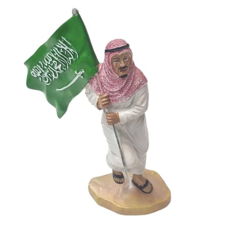 مجسم تذكاري على شكل رجل يحمل علم السعودية