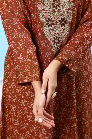 مخور اماراتي لون طوبي بصدرية مطرزة بفصوص لامعه